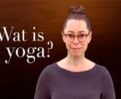 In deze les behandel ik in 1 minuut de vraag “wat is yoga”nnYoga komt uit India en betekent verbinden of samenbrengen. Men gebruikte de yoga oefeningen vroeger ter voorbereiding op de meditatie. Tijdens de yoga verbinden en verenigen we het lichaam en de geest dmv de adem. Zo ontstaat er evenwicht en een harmonieus gevoel.nnAls je denkt dat yoga alleen maar oefeningen zijn, dan heb je het mis. Yoga bestaat naast de oefeningen uit ademhalingsoefeningen, ontspanning, zelfonderzoek, concentrati