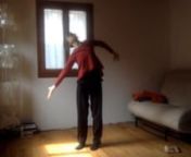 Sono una danzatrice.nSono una performer.nUn’insegnate di danza.nInoltre ho la presunzione di trasmettere tecniche legate al corpo, e al suo comunicare. Al suo benessere.nQuestione, il corpo, in cui fortemente credo e a cui mi affido.nnIo, sono tante altre cose.nMa oggi è il 29 aprile 2020, è la XXXVIII Giornata Internazionale della Danza.nnIn questa spirale che sono questi giorni, fuori dal nostro controllo ma non dal tempo, oggi ho seguito la mia quotidianità, la mia vita, in una nuova rou