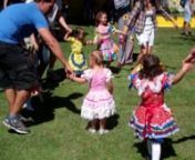 29_6_2013_São João na Kingdom Kids 2013. Por essas imagens dá para ver o quanto a Duda adorou e se divertiu. Aqui ela está dançando quadrilha com o papai. Isabela Oliveira e Isabelinha também participaram.