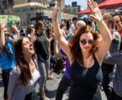 Le concept du Lunch Beat est simple: se réunir et danser à l’heure du lunch. Lunch Beat s&#39;est répandu à une vitesse folle en Suède depuis que l&#39;idée en a été lancée par Molly Ränge, une jeune femme de 28 ans.nnLe 6 mai 2014, Montréal s&#39;est joint à 25 villes à travers le monde pour la Journée internationale du Lunch Beat. Produit par TP1 en collaboration avec l&#39;Association des restaurateurs de rue du Québec, le soutien du Partenariat du Quartier des spectacles et de l&#39;arrondissem