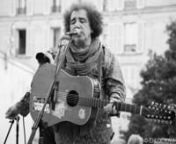 Aussi loin qu’il s’en souvienne, Akli D, né dans un village de Kabylie en Algérie, a grandi dans un quartier à la brésilienne, entre musique et foot. Très jeune, il est bercé par les chants spirituels (à la Griot) de sa mère, entouré d’un frère harmoniciste et d’un autre guitariste. C’est là, à 13 ans, il participe pour la première fois à un concert de lycée. A partir de là, c’est décidé : il ne quittera plus sa guitare, elle sera son passeport pour les voyages et l