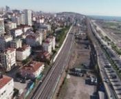 İstanbul’un en önemli ulaşım projelerinden olan Halkalı-Gebze banliyö hattında sona yaklaşıldı. İstasyon çalışmalarında sona gelinirken, bazı istasyonların isimlerinin tabelaları da takıldı. Hatta gelinen son durum ise havadan görüntülendi.