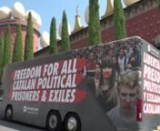 Un bus d&#39;Òmnium Cultural explica als turistes les mobilitzacions pels drets i les llibertats. Aquest divendres ha passat tres hores a Figueres.