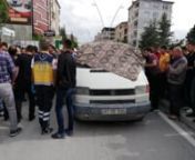 Konya&#39;nın Ereğli ilçesinde kırmızı ışıkta bekleyen minibüs sürücüsü, husumetlisi tarafından pompalı tüfekle vurularak öldürüldü. Cinayet zanlısı olaydan sonra polise teslim olurken, olay bir vatandaşın cep telefonu kamerası tarafından kaydedildi.