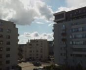 Spoločnosť DOMOVINA real ponúka EXKLUZÍVNE na predaj priestranný 4 -izbový byt v novostavbe s dvoma balkónmi, dvoma súkromnými státiami a pivnicou, v mestskej časti Bratislava III – Rača, na Kadnárovej ulici.nNehnuteľnosť sa nachádza v nádhernom prostredí v tesnej blízkosti Malých Karpát v projekte Zlaté krídlo Rača v nízko podlažnom bytovom dome s vlastnou plynovou kotolňou.nByt je vzdušný, svetlý a orientovaný na tri svetové strany. Ideálne bývanie pre mlad