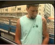 Rapaz dando uma mijadinha básica no carro da Globo.