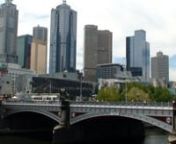 -Melbourne elnevezése arra a földrajzilag kiterjedt területre vonatkozik amelyen a metropolisz nagyságú város helyezkedik el. Ausztrália második legnagyobb városa a népesség tekintetében, a 2007-es becsült adatok alapján hozzávetőleg 3,8 millió lakosa van, ugyanakkor Victoria állam fővárosa is. Melbourne a Yarra folyó torkolatában fekszik, Port Phillip Bay északi és keleti partvidéke és mögöttes területei mentén. Mielőtt az első európai telepesek megérkeztek vol