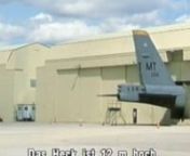 InhaltnnDer Film B-52 ist ein Dokumentarfilm über die gleichnamige Militärmaschine. Die B-52 wurde 1947 entwickelt als eine extreme Waffe im Kampf um globale Hegemonie und nukleare Vormacht. Es war das erste von Düsenmotoren angetriebene Langstreckenflugzeug und wurde zum Prototyp der modernen Luftfahrt. Der Bomber kann während des Fluges betankt werden und ist damit von überseeischen Stützpunkten unabhängig. nnIn allererster Linie war das Flugzeug gebaut als Träger von Kernwaffen. Bei a