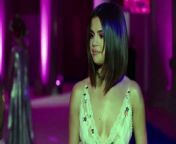 Selena Gomez talks with Vogue&#39;s André Leon Talley about extravagant avant-garde style and being a fashion newbie.