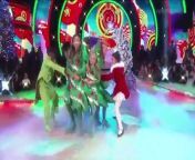 Ariana Greenblatt and Artyon Celestine freestyle to “You’re a Mean One, Mr. Grinch” by Lindsey Stirling featuring Sabrina Carpenter.