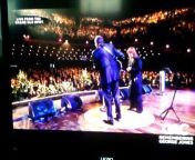 Vince Gill and Patty Loveless end performance of Go rest high on that mountain in tribute to George Jones
