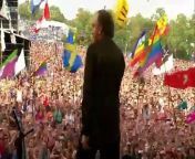 [Live Performance @ Glastonbury Festival, UK - 2008]&#60;br/&#62;&#60;br/&#62;Lyrics:&#60;br/&#62;Where it began&#60;br/&#62;I can&#39;t begin to know when&#60;br/&#62;But then I know it&#39;s growin&#39; strong&#60;br/&#62;Was in the spring&#60;br/&#62;And spring became the summer&#60;br/&#62;Who&#39;d have believe you&#39;d come along?&#60;br/&#62;Hands&#60;br/&#62;Touchin&#39; hands&#60;br/&#62;Reachin&#39; out&#60;br/&#62;Touching me, touchin&#39; you&#60;br/&#62;Sweet Caroline&#60;br/&#62;Good times never seemed so good&#60;br/&#62;I&#39;ve been inclined&#60;br/&#62;To believe they never would&#60;br/&#62;But now I look at the night&#60;br/&#62;And it don&#39;t seem so lonely&#60;br/&#62;We fill it up with only two&#60;br/&#62;And when I hurt&#60;br/&#62;Hurtin&#39; runs off my shoulders&#60;br/&#62;How can I hurt when holdin&#39; you?&#60;br/&#62;Warm&#60;br/&#62;Touchin&#39; warm&#60;br/&#62;Reachin&#39; out&#60;br/&#62;Touchin&#39; me, touchin&#39; you&#60;br/&#62;Sweet Caroline&#60;br/&#62;Good times never seemed so good&#60;br/&#62;I&#39;ve been inclined&#60;br/&#62;To believe they never would, oh, no, no&#60;br/&#62;Sweet Caroline&#60;br/&#62;Good times never seemed so good&#60;br/&#62;Sweet Caroline&#60;br/&#62;I believe they never could&#60;br/&#62;Sweet Caroline.&#60;br/&#62;&#60;br/&#62;Songwriter(s): Diamond, Neil.&#60;br/&#62;Sweet Caroline Lyrics © Universal Tunes